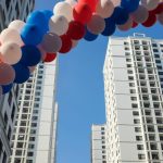Succursale bancaire avec décor saisonnier et ballons imprimés personnalisés
